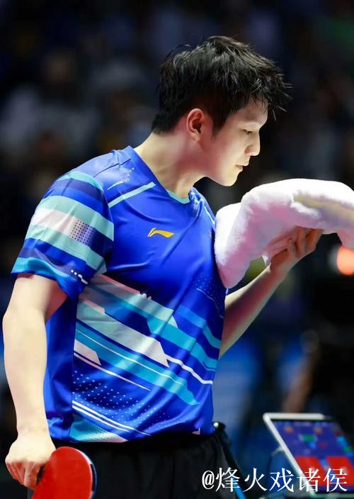 樊振东以4-1击败薛飞 顺利挺进十五运会男单八强 樊振东以4-1击败薛飞 顺利挺进十五运会男单八强